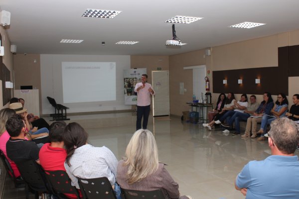 Comit&ecirc; Educativo da Camisc promove palestra sobre Cooperativismo com Eliseu Felipe Hoffmann